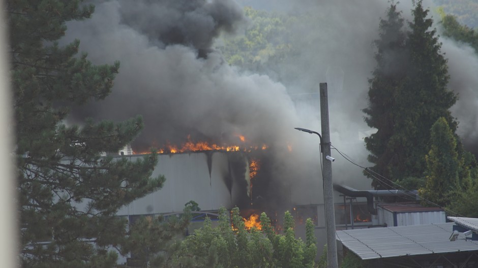 Požiar haly v Partizánskom