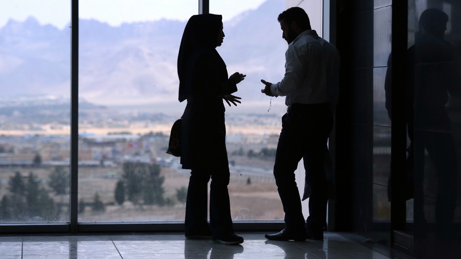 Irán - muž a žena na letisku