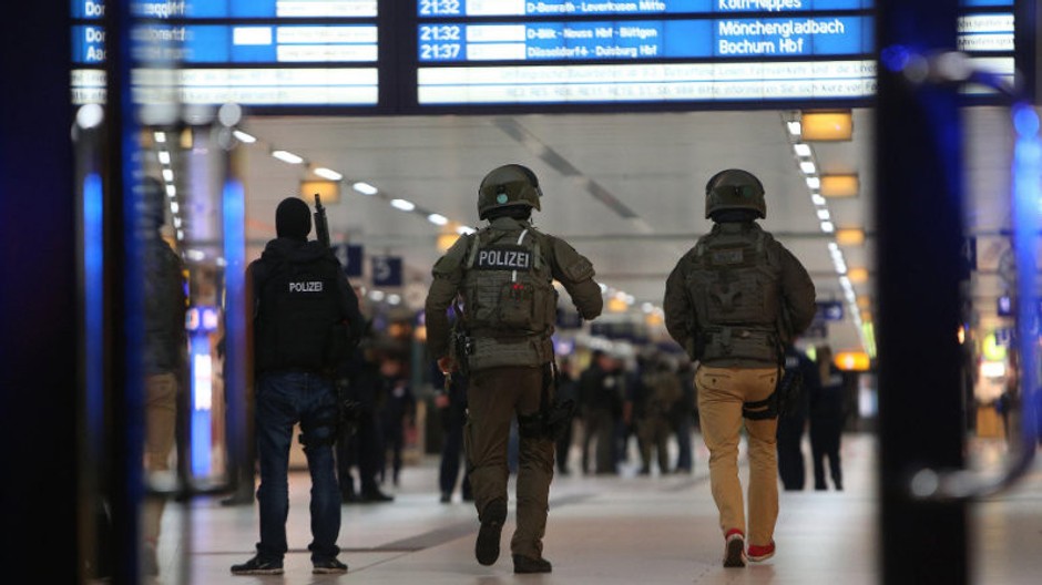 Muž so sekerou útočil na vlakovej stanici na ľudí.jpg