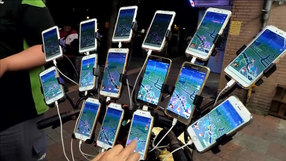 Muž naplno prepadol hre. Pokémonov loví 15 mobilmi10574