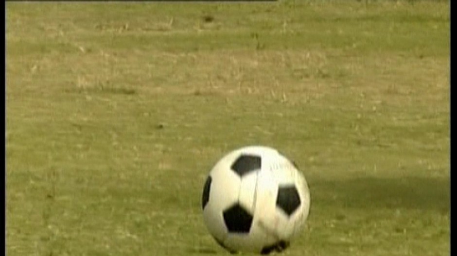 futbalova lopta trava