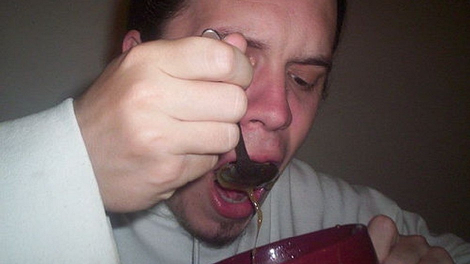 miska, polievka, muž je, ruka, otvorené ústa, detail