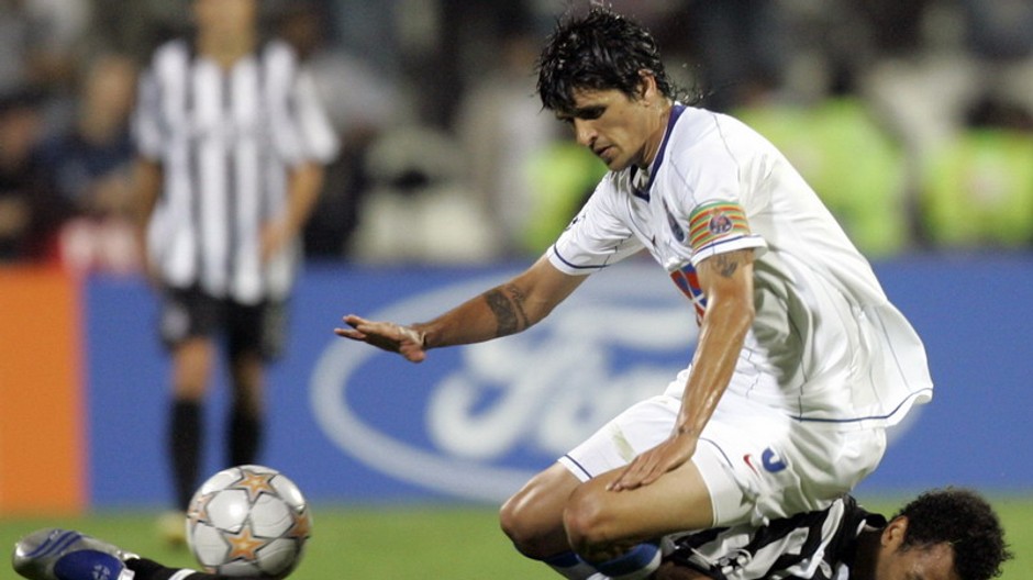 Lucho Gonzales z FC Porto nad Edoradom Cissem z Besiktasu Istanbul v 2. kole skupinovej fázy Ligy majstrov, 3. 10. 2007 (Porto-Besiktas 1:0)
