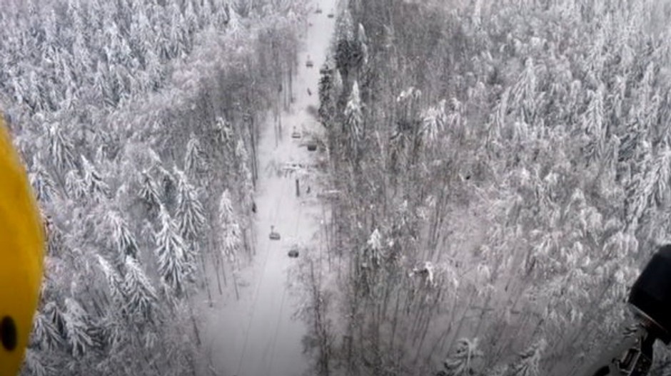 Záchranná akcia v ski areáli. Lyžiari hodiny uviazli na lanovke
