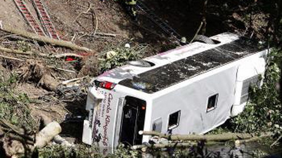 Prevrátený autobus, biely, mimo cesty, svah, kopec