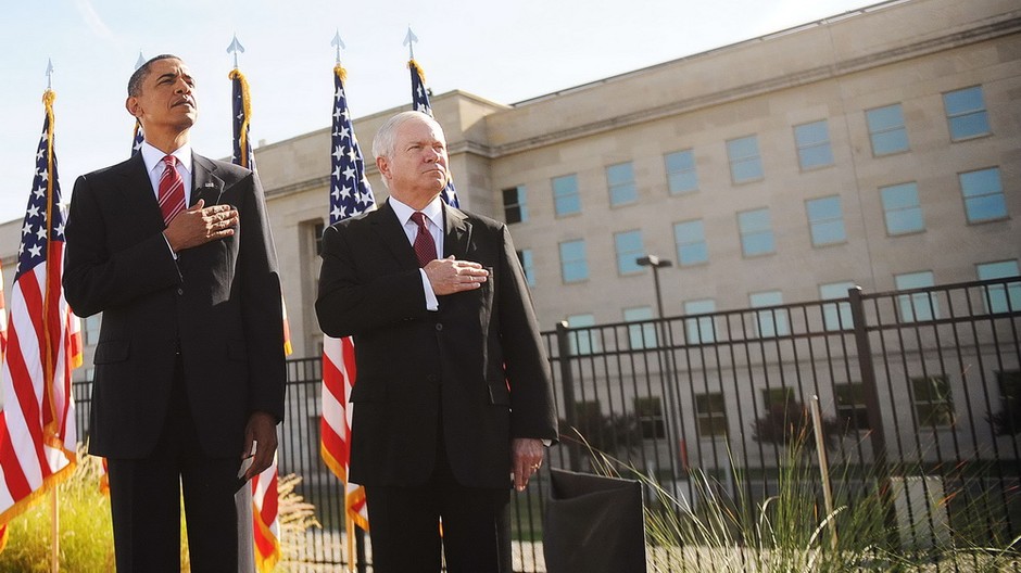 Barack Obama, ruka na srdci pri hymne, Pentagon