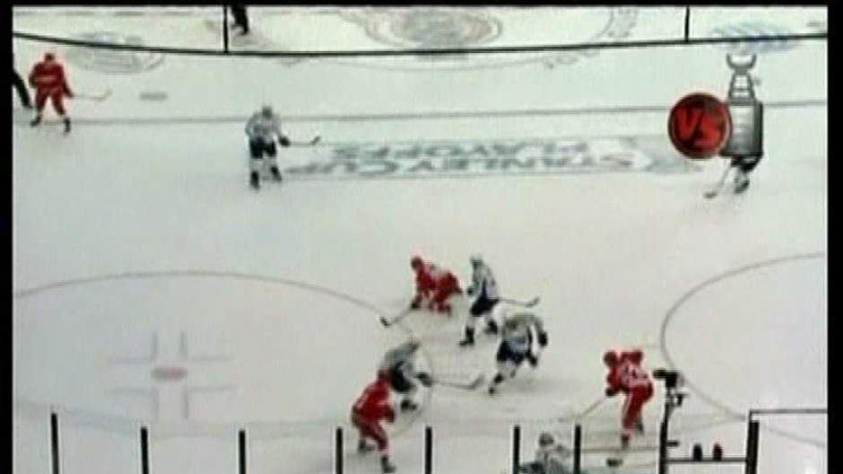 pred bránkou, brankár chytá 