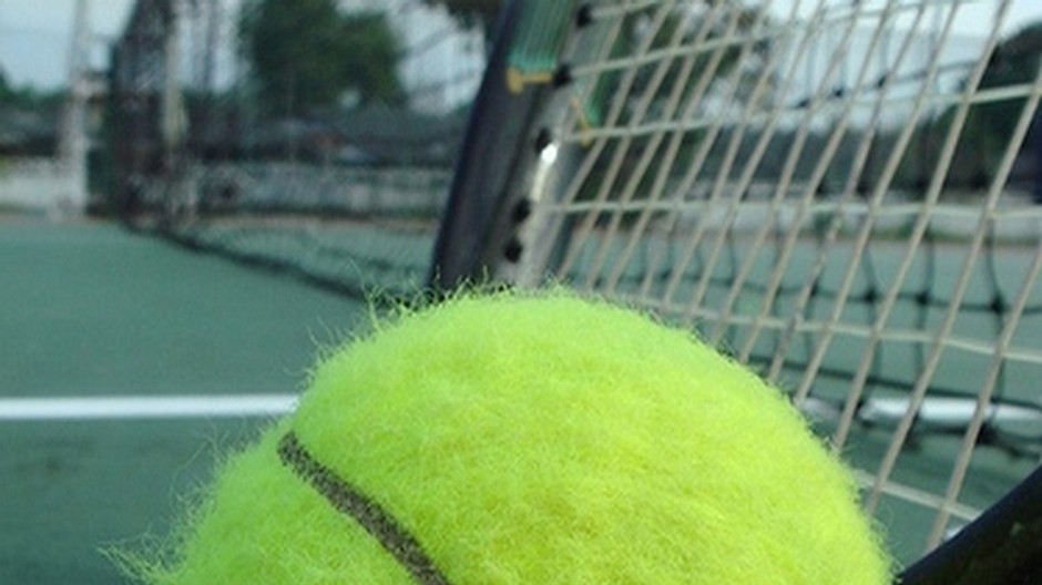 tenisova raketa a lopticka detail