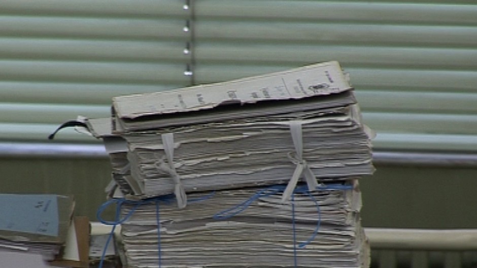 spis kopa papierov na sebe