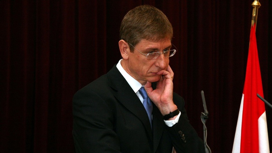 zamyslený maďarský premiér Gyurcsány