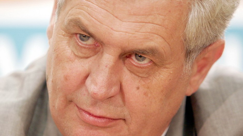 Miloš Zeman odrezané z hlavy hore