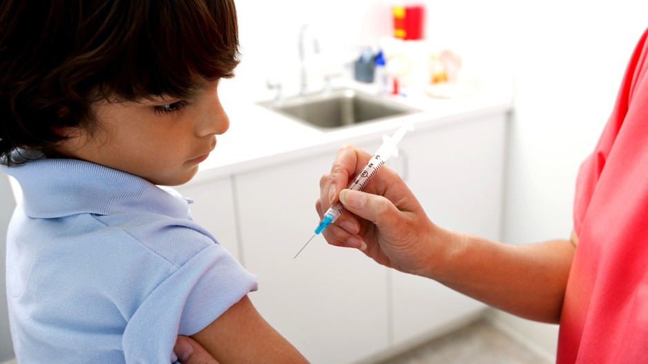 Chlapček dieťa injekcia lekár ordinácia očkovanie