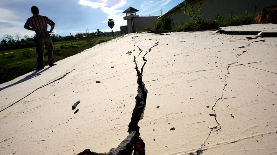 Zem puklina po zemetrasení