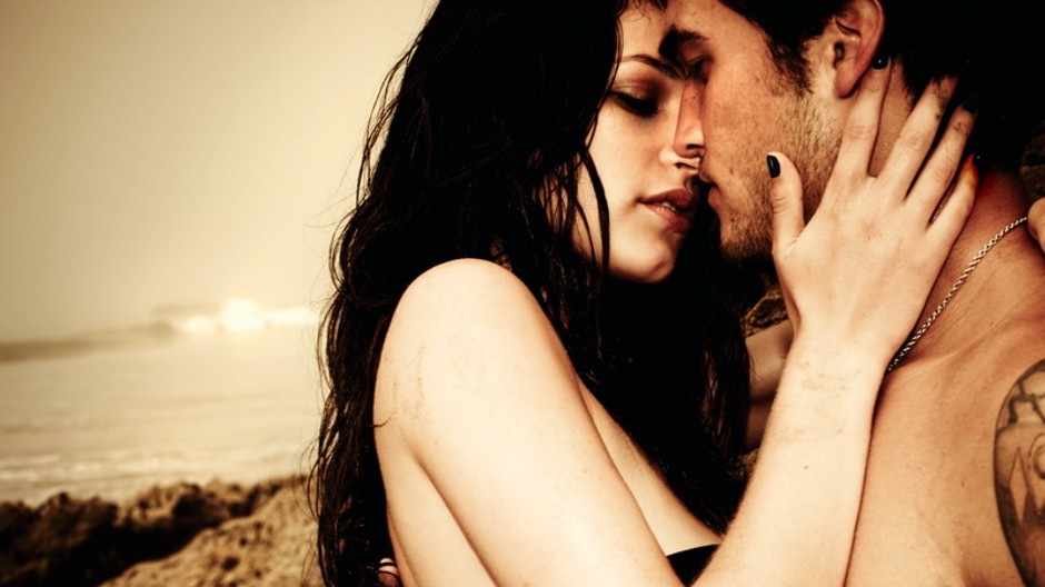 Letný flirt, milenci sa bozkávajú