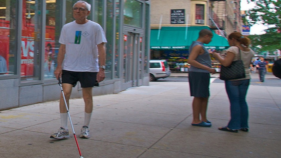 Slepec, slepý muž, biela palica, palička, ulica