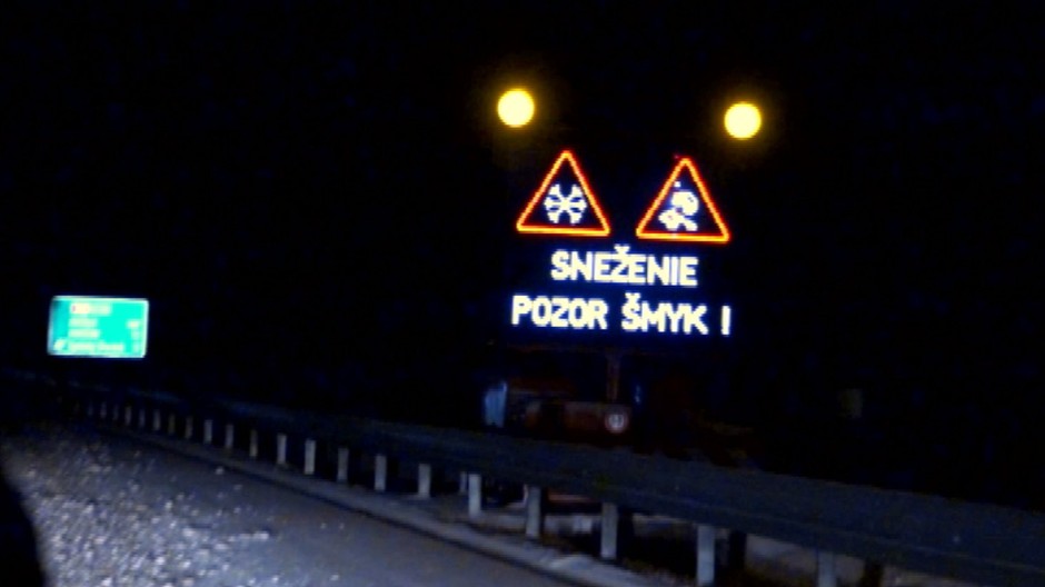 Poľadovica a sneženie na cestách