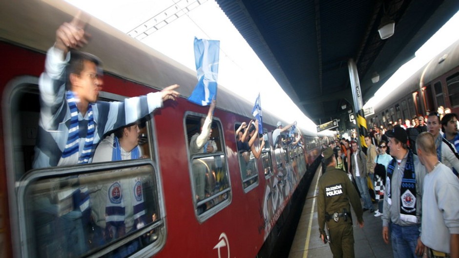 vlak fanusikovia slovan policajt