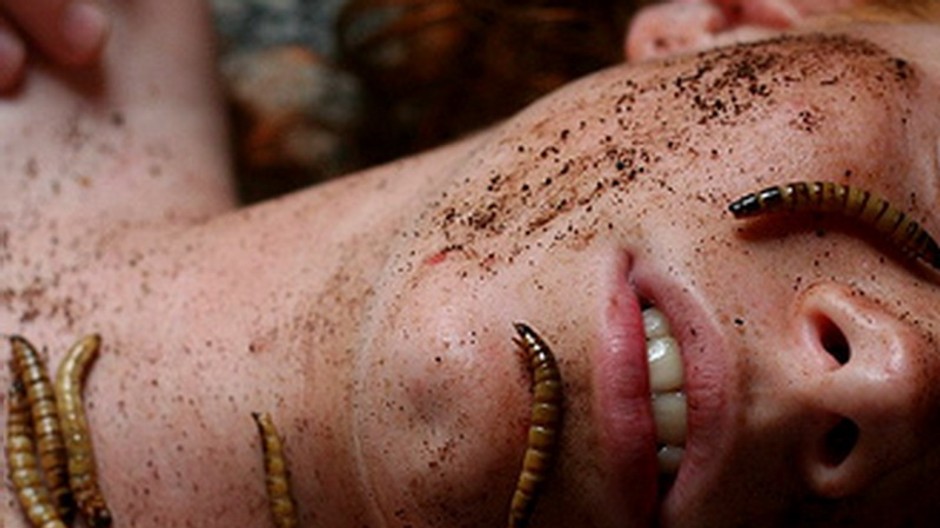 Tvár, veľký detail, brada, ústa, nos, červy, hlina, zemina