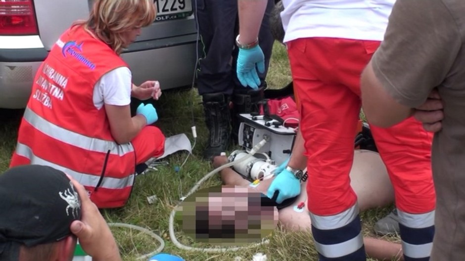 zachranari ozivuju cloveka, rastrovana tvar, domasa