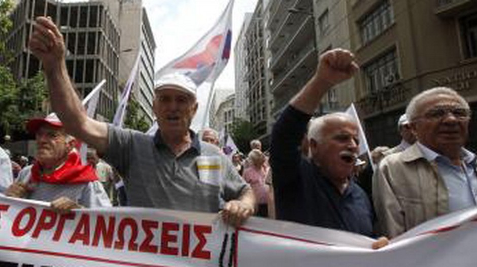 Grécko, seniori, protest, štrajk, transparenty, masa, dav