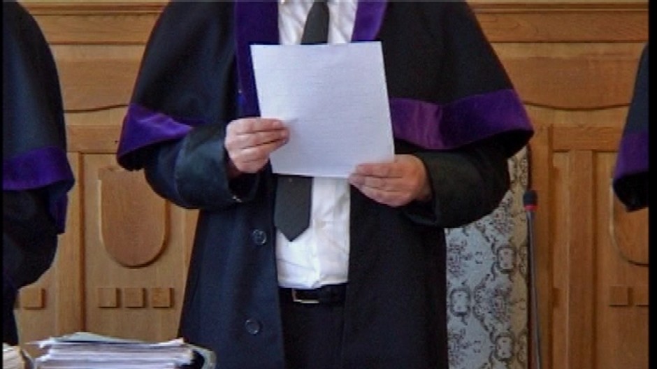 sudca stoji rozsudok