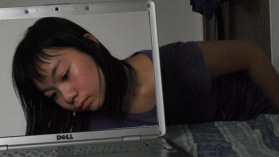 dievca ktore vstupuje do monitora pocitaca