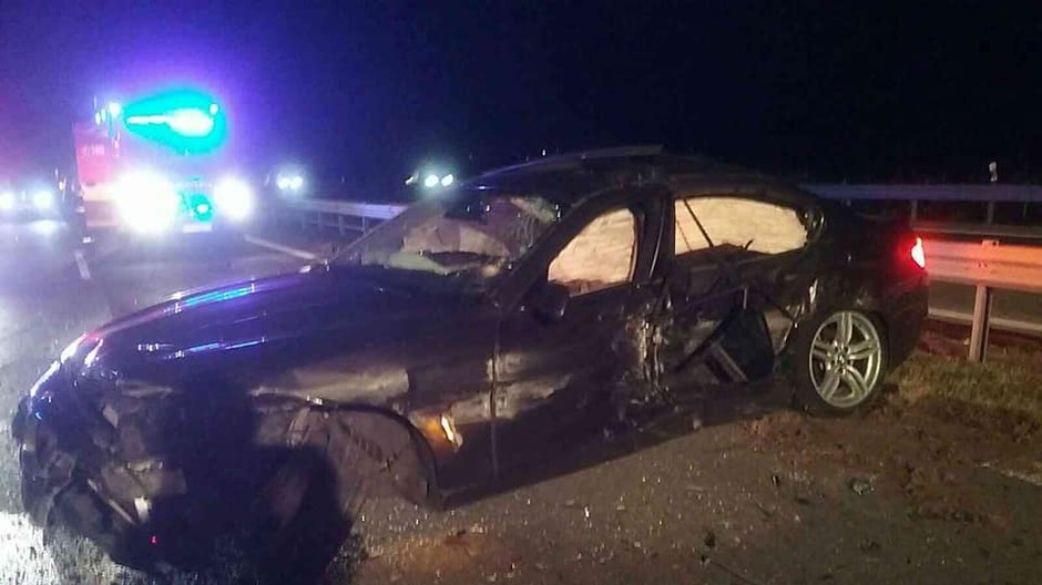 Zrážka osobných áut na R1. Časť úseku cesty museli uzatvoriť