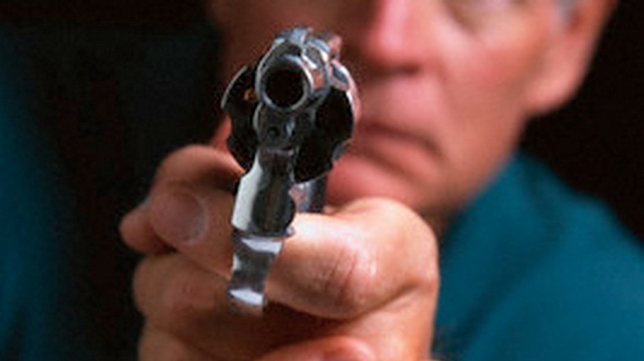 Muž, ruky, v ktorých ma zbraň