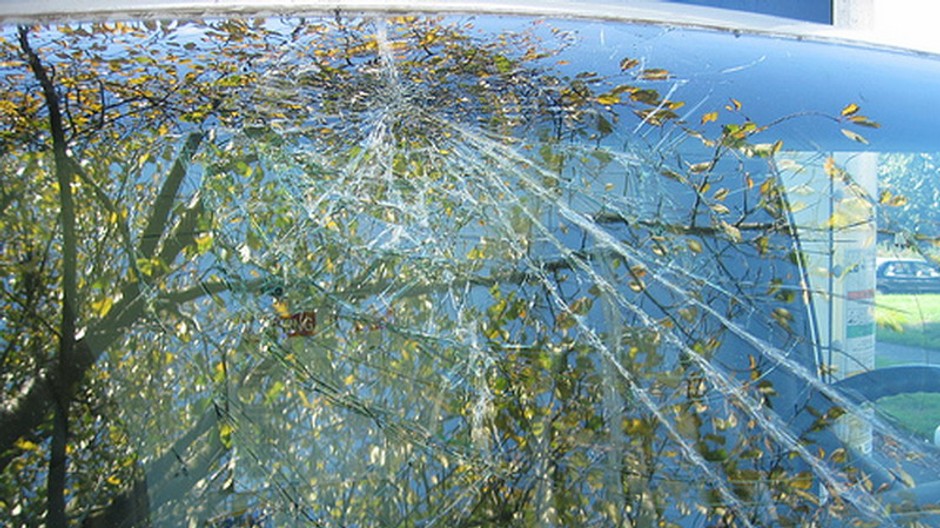 autonehoda - rozbité sklo