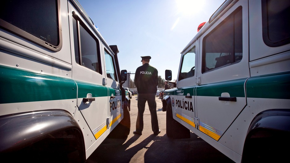 polícia autá policajt v strede