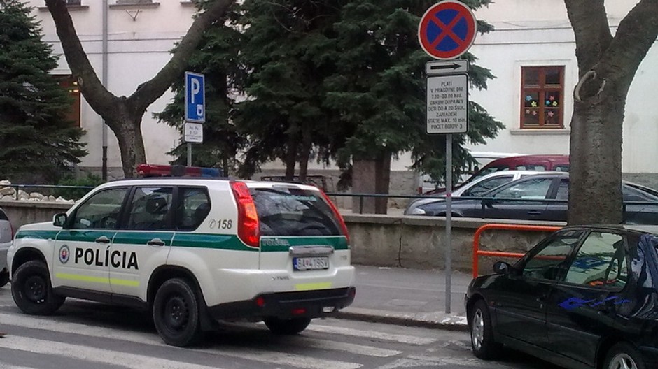 Policajti zaparkovali na priechode