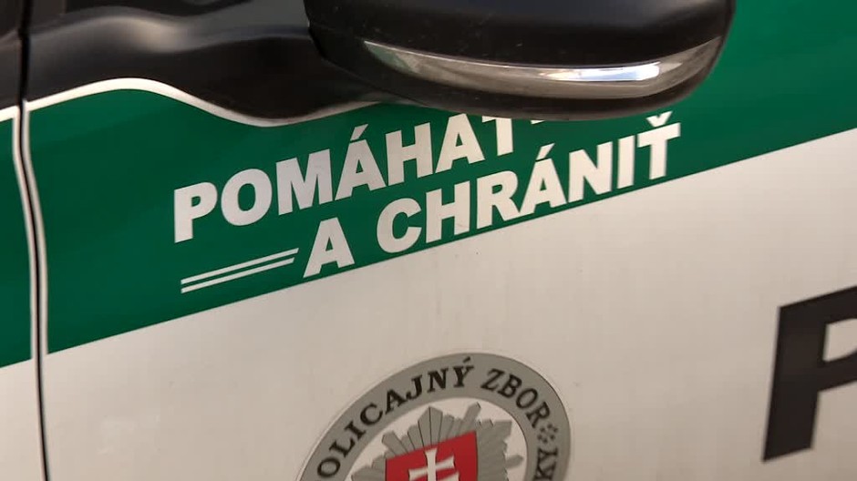 Hliadka zastavila opitého vodiča. Počas dokumentovania im z policajnej stanice ale utiekol1384