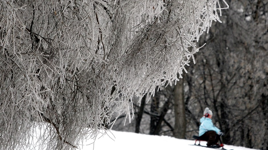 zima mráz dieťa na sánkach