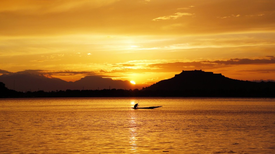 Rybár, more, čln (ilustračná foto)