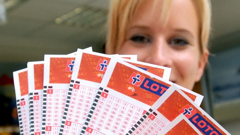 zamestnankyňa Tiposu drží v ruke tipovacie tikety