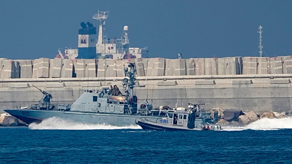 Palestínska humanitárna loď v sprievode izraelskej armády