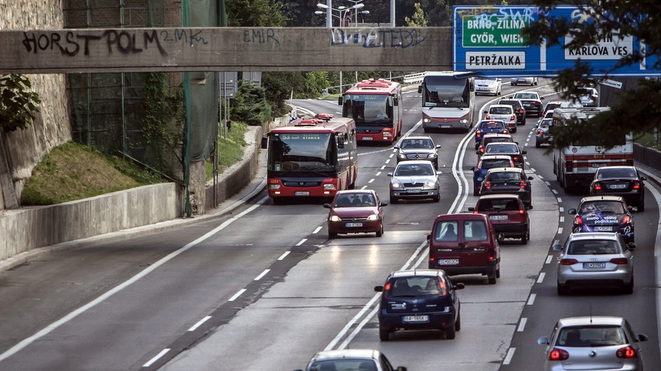 Bratislava auto autá autobus Zochova ulica zápcha ilustračné foto
