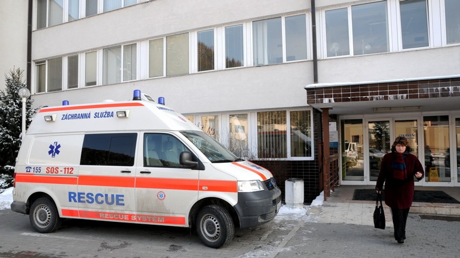 sanitka pred nemocnicou