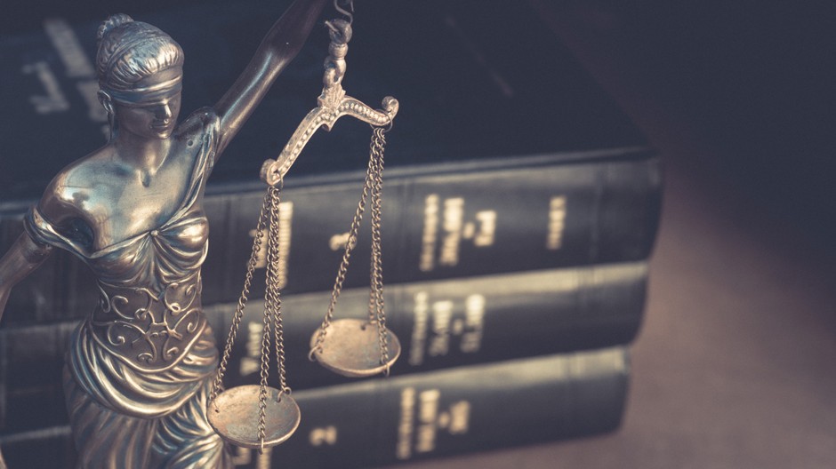 právo knihy žena váhy ilustračné foto PR správa