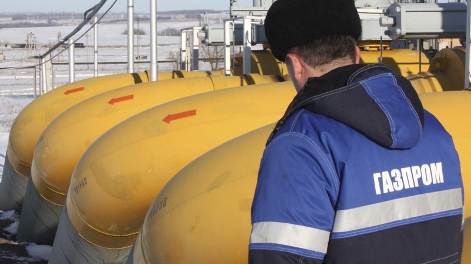 plynovody muz na chrbte napis gazprom