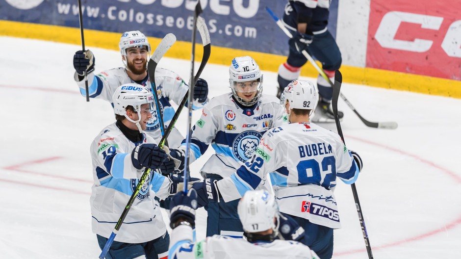 Radosť hráčov Nitry počas zápasu 27. kola hokejovej Tipos extraligy HC Slovan Bratislava – HK Nitra