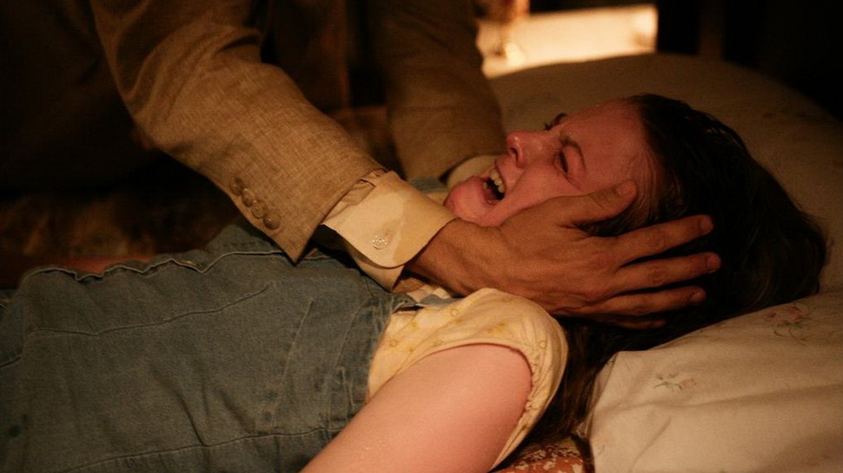 Dievča plače slzy exorcizmus násilie mužské ruky