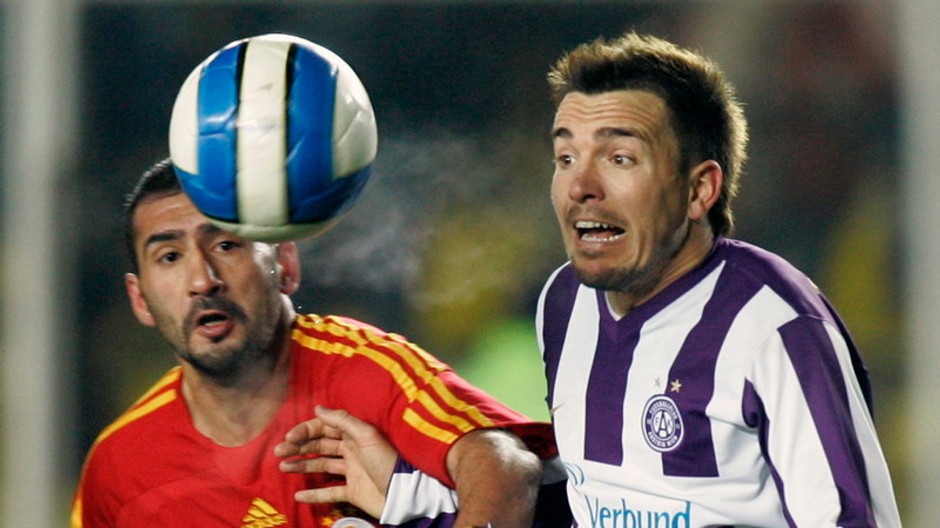 lopta dvaja futbalisti