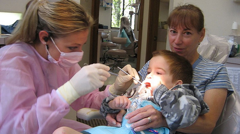 Malý chlapec u zubárky