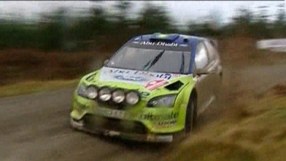 auto v pretekoch zelene rychlo jazdi