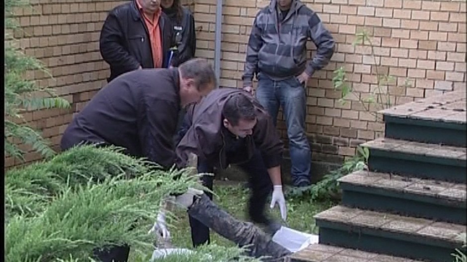 mrtvola pod oknami nemocnice