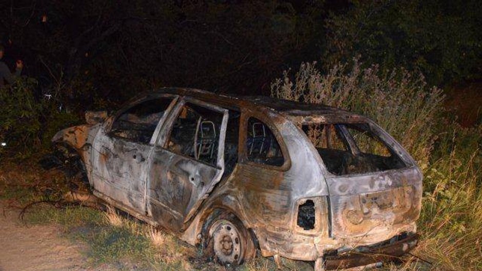 Tínedžeri narazili s autom do stromu. Vozidlo skončilo celé v plameňoch