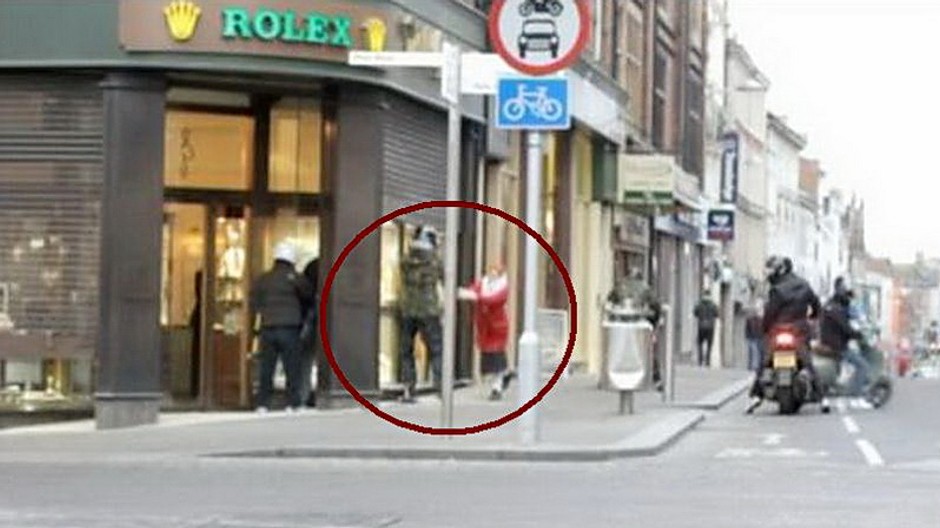 Odvážna babka, sama spacifikovala zlodejov, Anglicko