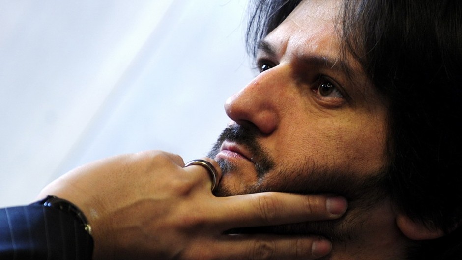 robert kalinak, zamysleny, dva prsty o bradu