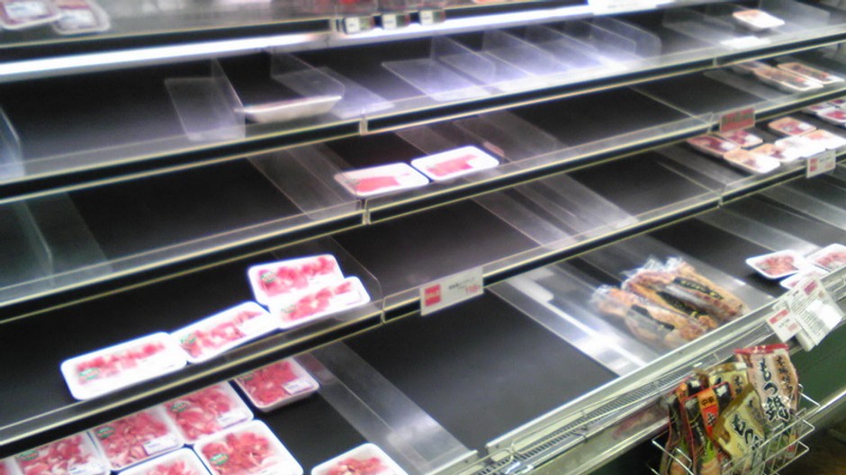 Japonsko: prazdne regale v obchodoch